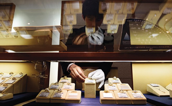 Tài chính - Bất động sản - Người Nhật "bán tháo" kim cương lấy tiền mặt