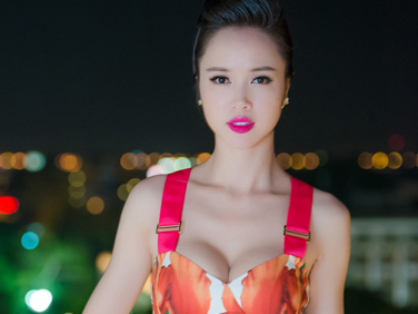 Xu hướng thời trang - Ngọc Anh gợi cảm với váy in họa tiết nhiệt đới