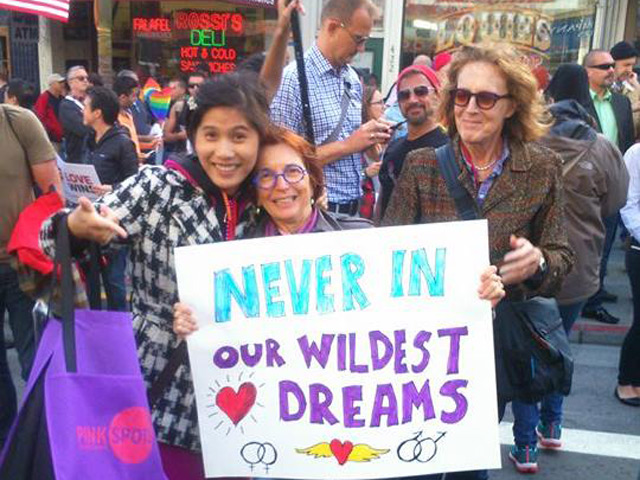 Bạn trẻ - Cuộc sống - Hàng nghìn người diễu hành chúc mừng cộng đồng LGBT Mỹ