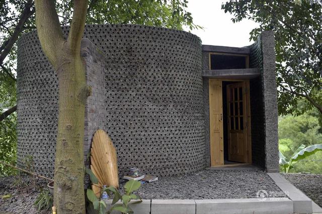 Tin tức trong ngày - TQ: Chàng trai xây văn phòng từ 8.500 vỏ chai bia