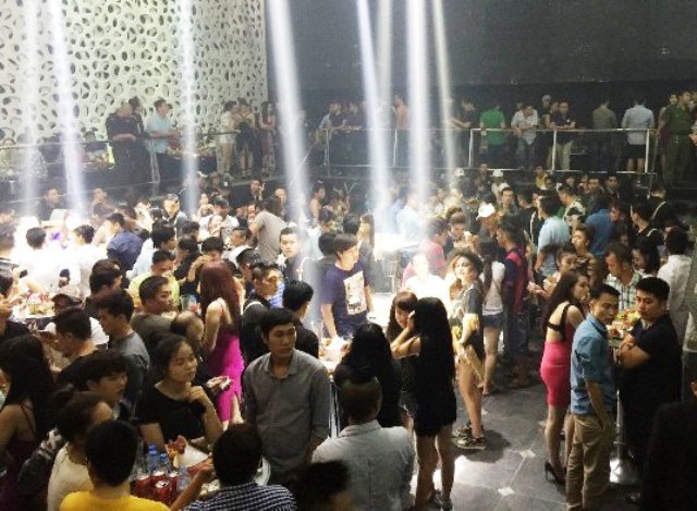 Pháp luật - Đột kích quán bar ở Sài Gòn, phát hiện ma túy, dao găm