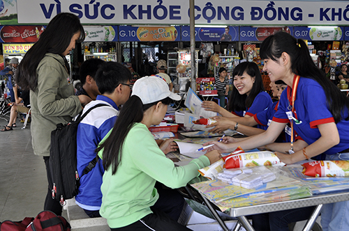 Giáo dục - du học - Ảnh: Sinh viên tình nguyện xuyên ngày, đêm hỗ trợ sĩ tử