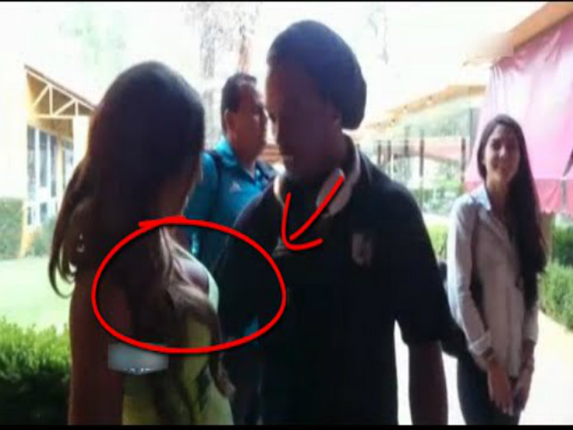 Bóng đá - Ro "vẩu" bị bắt gặp nhìn trộm ngực khủng phóng viên