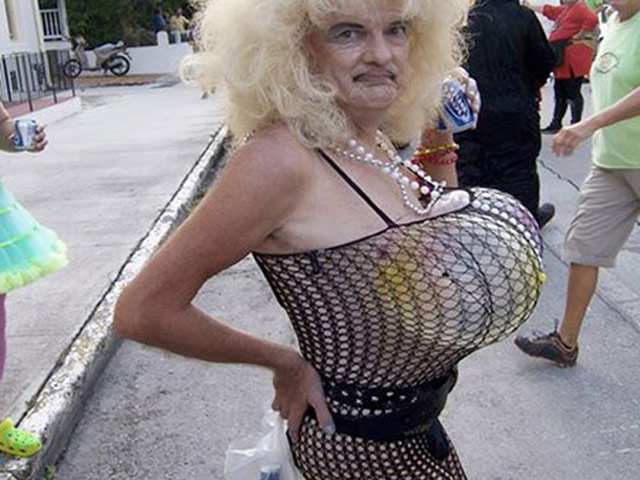 Cười 24h - Phong cách thời trang "quái dị" khi ra phố