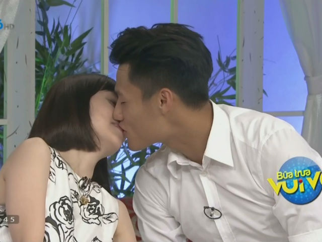 Bóng đá - Bạn gái hôn đắm đuối, chê Mạc Hồng Quân "điệu"