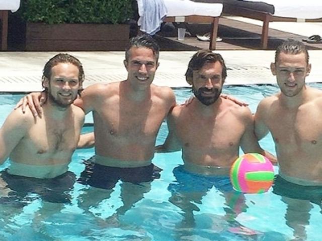 Bóng đá - Van Persie đọ tài đánh đầu với Pirlo tại bể bơi