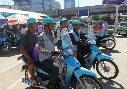 Giáo dục - du học - Về Hà Nội thi, sĩ tử được phát quà, đi xe ôm miễn phí