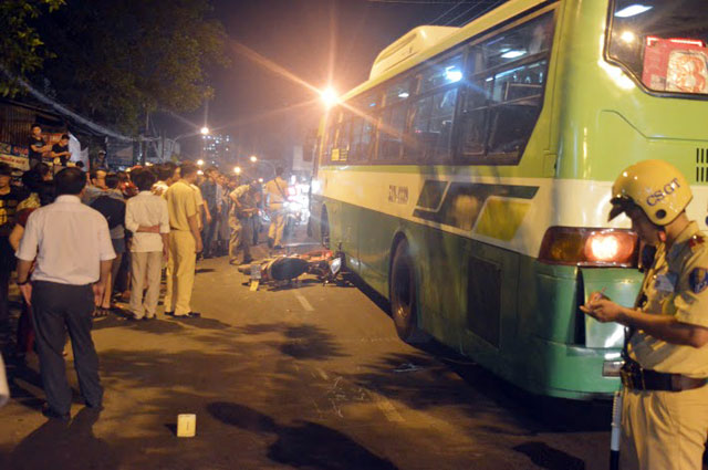 Tin tức trong ngày - TPHCM: Xe buýt cán chết người, nhân chứng khai khác nhau