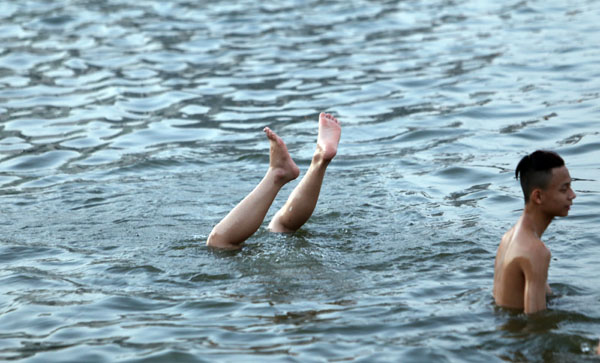 Tin tức trong ngày - Nắng nóng, người dân HN liều mình tắm “hồ tử thần“