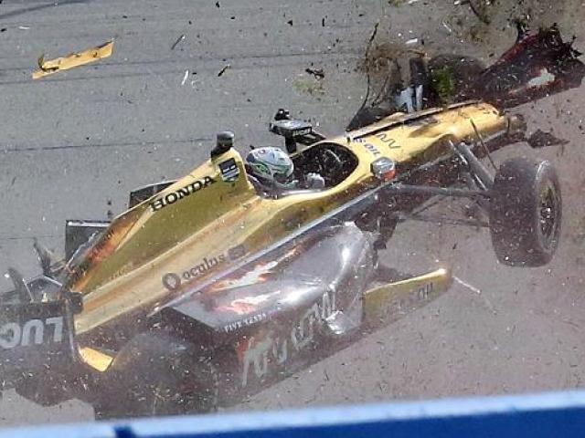 Thể thao - Va chạm hãi hùng, xe đua vỡ nát ở tốc độ 340km/h