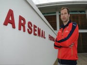 Tin bên lề bóng đá - Đến Arsenal, CĐV đốt áo, dọa giết Petr Cech