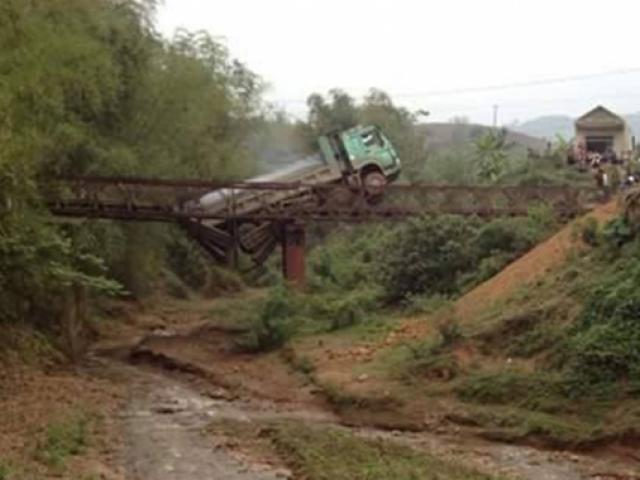 Tin tức trong ngày - Yên Bái: Xe quá tải làm sập cầu Quần, giao thông ách tắc