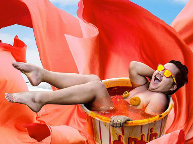 Cười 24h - Chị em ngã ngửa khi thím "bung lụa"