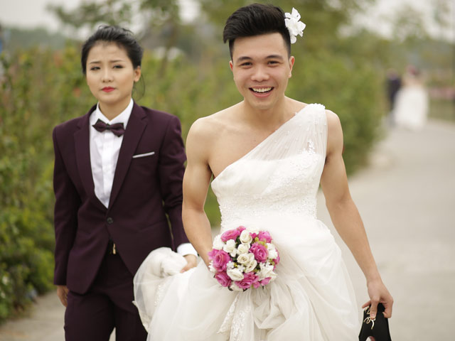 Bạn trẻ - Cuộc sống - Ảnh cưới độc đáo: Cô dâu chú rể hoán đổi giới tính