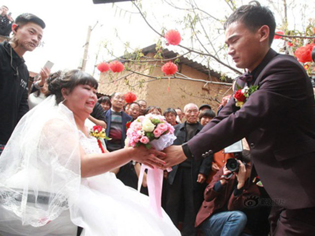 Bạn trẻ - Cuộc sống - Rơi nước mắt với đám cưới của cô dâu bị liệt