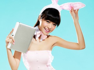 Thời trang Hi-tech - Dàn chân dài sexy bên tablet