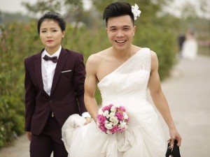 Bạn trẻ - Cuộc sống - Ảnh cưới độc đáo: Cô dâu chú rể hoán đổi giới tính