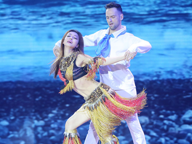 Người mẫu - Hoa hậu - Jennifer Phạm quyến rũ bạn nhảy Tây bằng váy gợi cảm