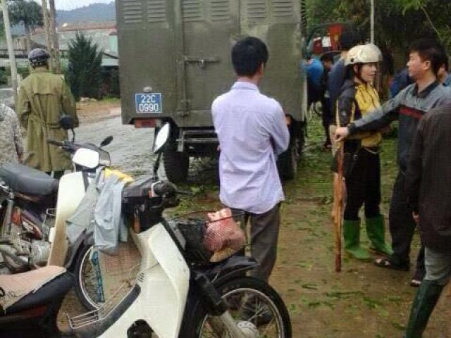 Pháp luật - Hi hữu: Công an đang áp giải, nghi phạm bất ngờ tẩu thoát