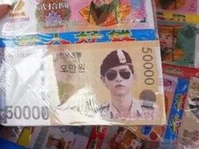 "Đại úy" Song Joong Ki được in lên tiền âm phủ Đài Loan