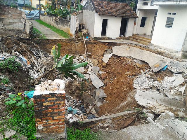 Tin tức trong ngày - Cận cảnh "hố tử thần" khổng lồ ở Hà Nội