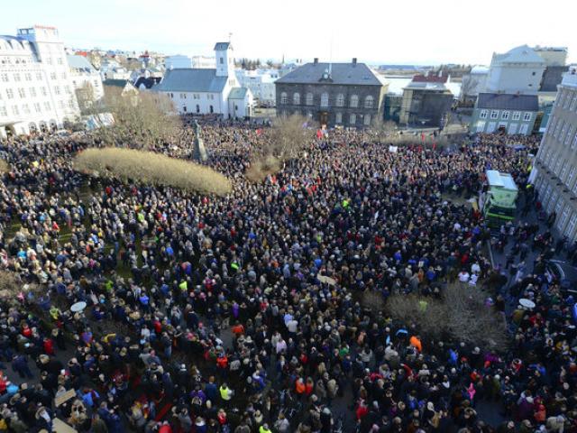 Dân phẫn nộ xuống đường đòi Thủ tướng Iceland từ chức
