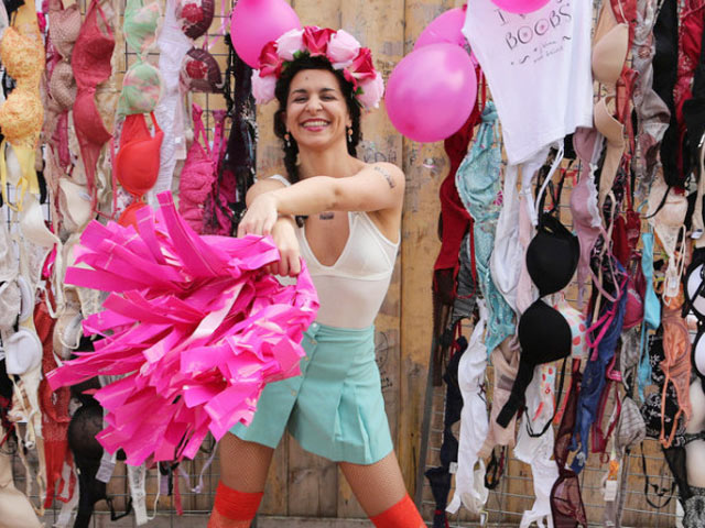 Bạn trẻ - Cuộc sống - Hàng trăm phụ nữ tung áo ngực lên trời