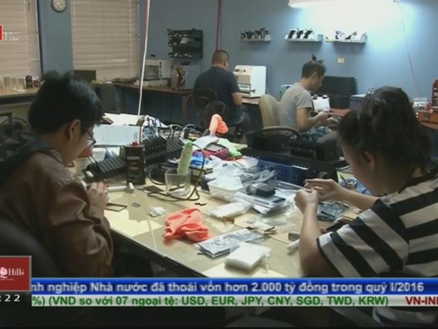 Thị trường - Tiêu dùng - Mở cửa hàng sửa điện thoại, người việt "hốt bạc" ở Mỹ