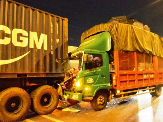 Tin tức trong ngày - Xe tải tông đuôi container, 2 người thương vong