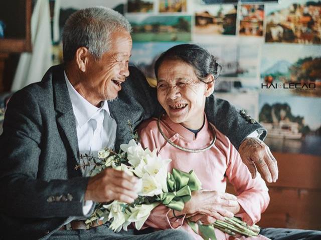 Bức ảnh cưới ấm áp, đầy ý nghĩa này của 2 cụ già sẽ khiến bạn đầy ngưỡng mộ. Choáng ngợp với những khoảnh khắc tuyệt đẹp trong bức ảnh và khám phá sự trưởng thành và ấm áp của tình yêu đích thực trong đời của họ.