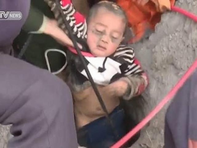 Bạn trẻ - Cuộc sống - Clip: Hồi hộp giải cứu bé trai rơi xuống giếng sâu 90m