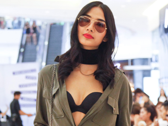 Người mẫu - Hoa hậu - Hoàng Thùy cố tình lộ nội y khi vào vai giám khảo