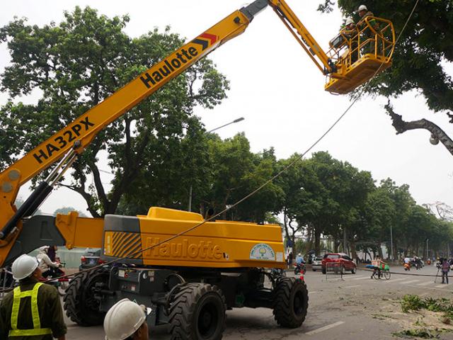Tin tức Việt Nam - Cận cảnh xe nâng cao 32m cắt tỉa cây xanh ở Hà Nội