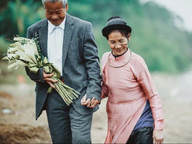 Bạn trẻ - Cuộc sống - Gặp hai cụ già nhặt rác trong bộ ảnh cưới thế kỷ