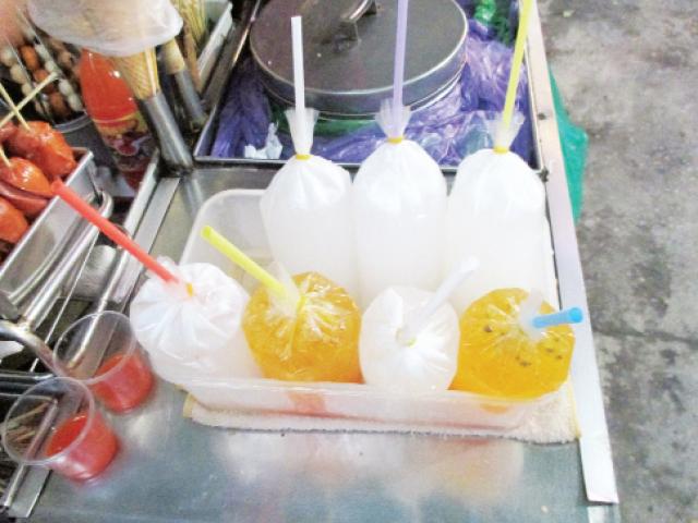 Sức khỏe đời sống - Độc như nước giải khát trong túi nilon