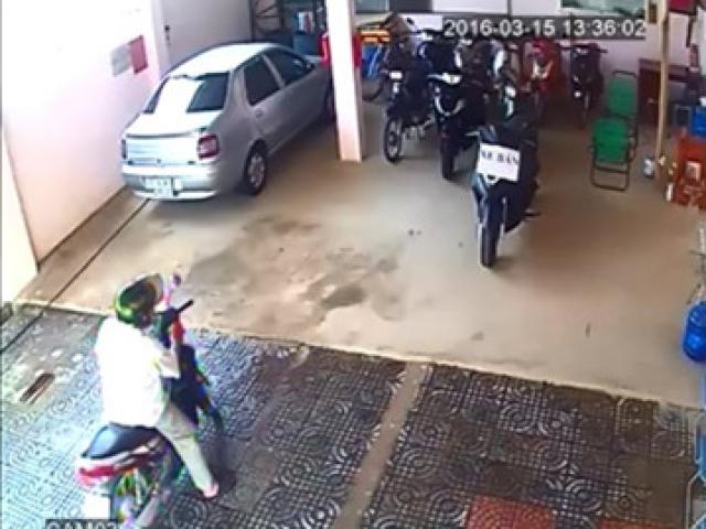 Pháp luật - Người lạ khóa cửa, tưới xăng vào nhà chủ tiệm cầm đồ