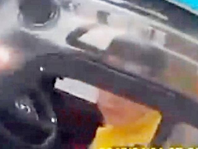 Thế giới - TQ: Sốc với cậu bé 10 tuổi tự lái ô tô điện tới trường