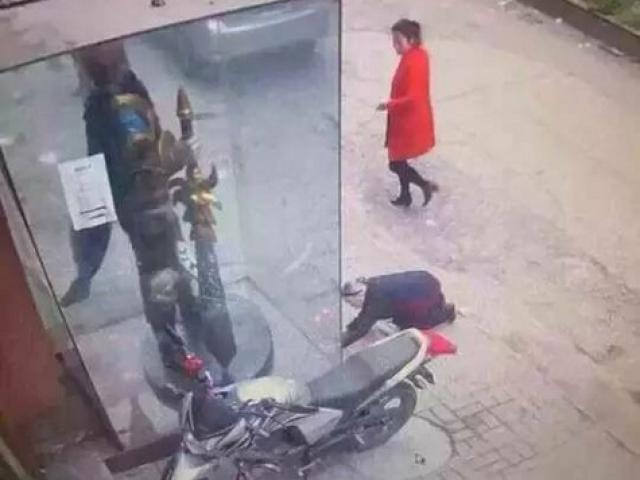 Thế giới - TQ: Bà lão quỳ lạy tượng game online vì tưởng Quan Công