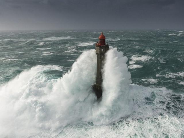 Thế giới - Sóng cao 50m "nuốt trọn" hải đăng giữa biển