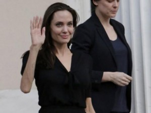 Phim - Rộn tin Angelina Jolie nhập viện và đang nguy kịch