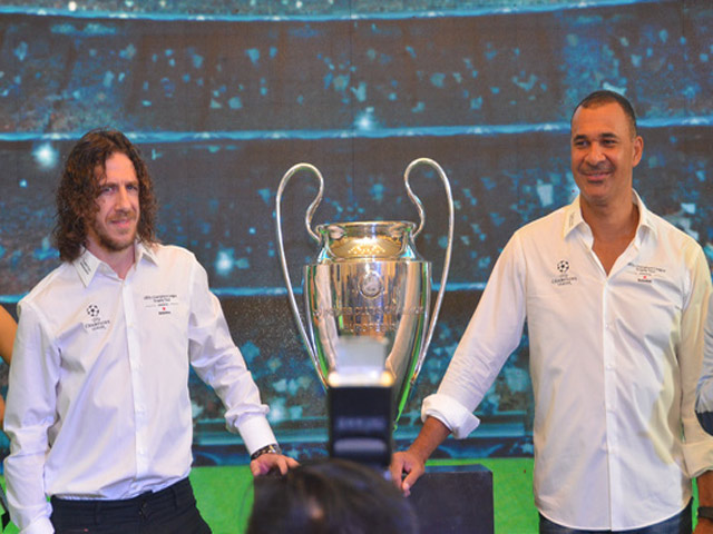Bóng đá - Gullit cắt tóc năm 2000, dụ Puyol bắt chước khi rời Việt Nam
