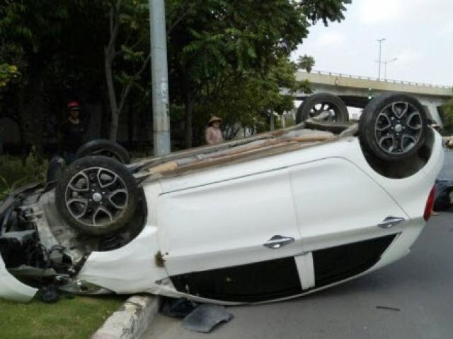 Tin tức trong ngày - Tông xe máy, ô tô 4 chỗ bay như trong phim