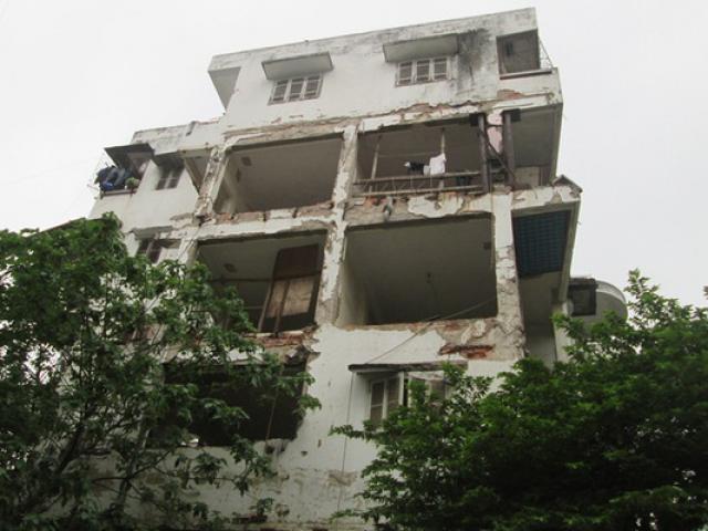 Tin tức trong ngày - HN: Dân liều mình sống "chui" trong nhà tập thể sắp sập