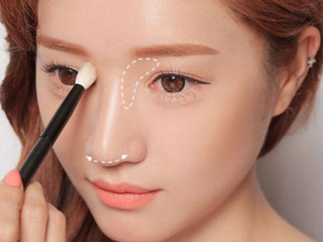 Làm đẹp - Choáng với những cách dùng dao, thìa để trang điểm