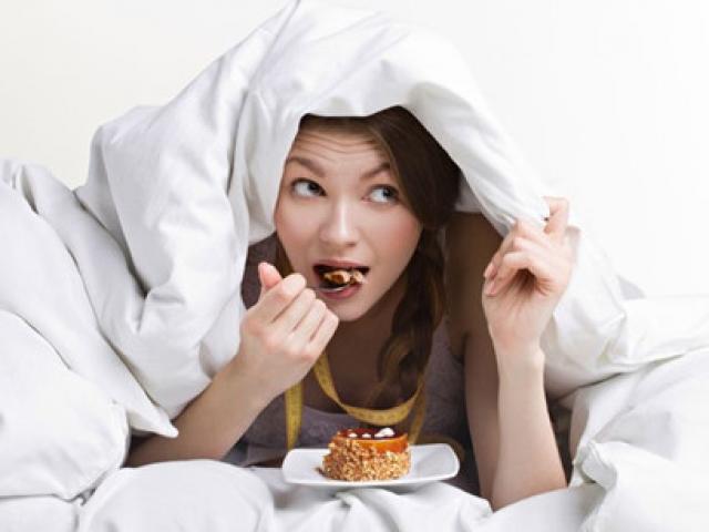 Sức khỏe đời sống - Ăn quá no trước khi ngủ có hại như thế nào?