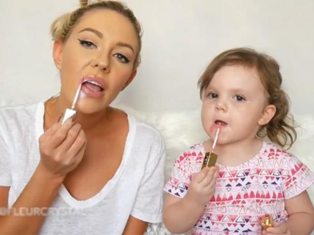 Bạn trẻ - Cuộc sống - Clip: Con gái bắt chước mẹ trang điểm siêu dễ thương