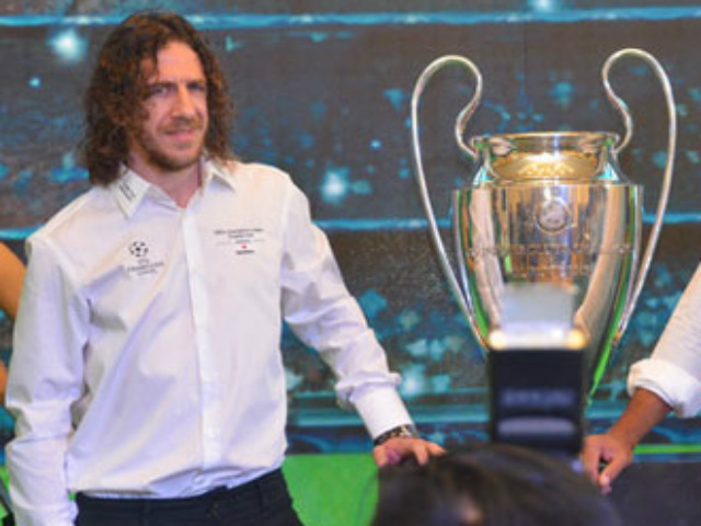 Bóng đá - Fan nữ Hà Nội sướng không thể tả nổi khi gặp Puyol