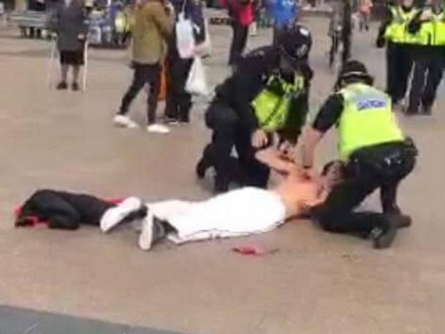 Thế giới - Anh: Cởi trần cầm kiếm samurai, toan mổ bụng giữa phố