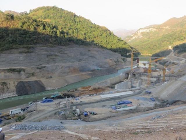 Video An ninh - Rơi ống thép công trường thủy điện, 1 người tử vong