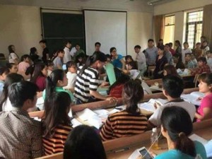 Tin tức trong ngày - Đang ngồi học, 2 sinh viên bị quạt trần rơi vào đầu